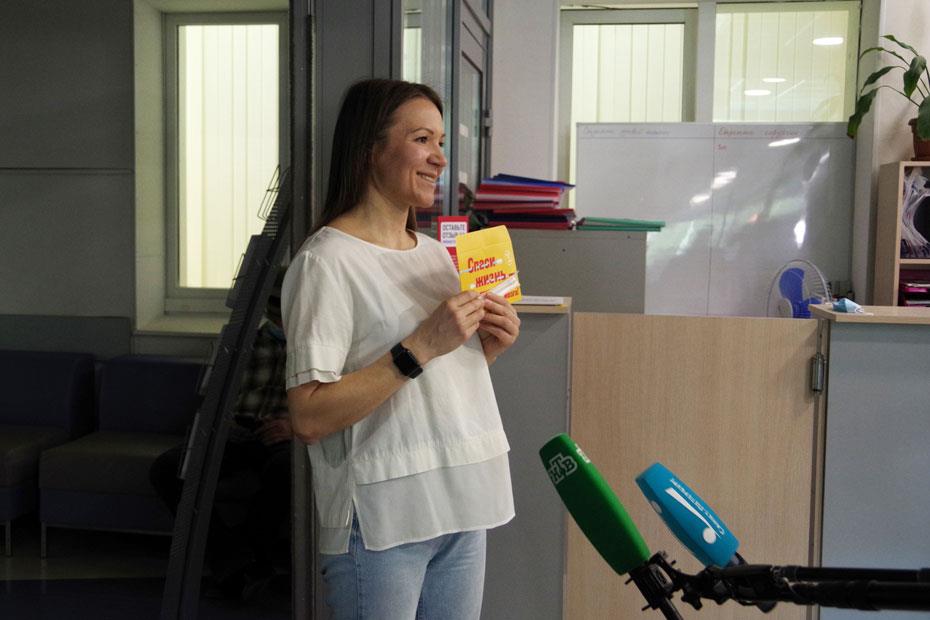 Любовь Белозерова рассказывает об акции журналистам